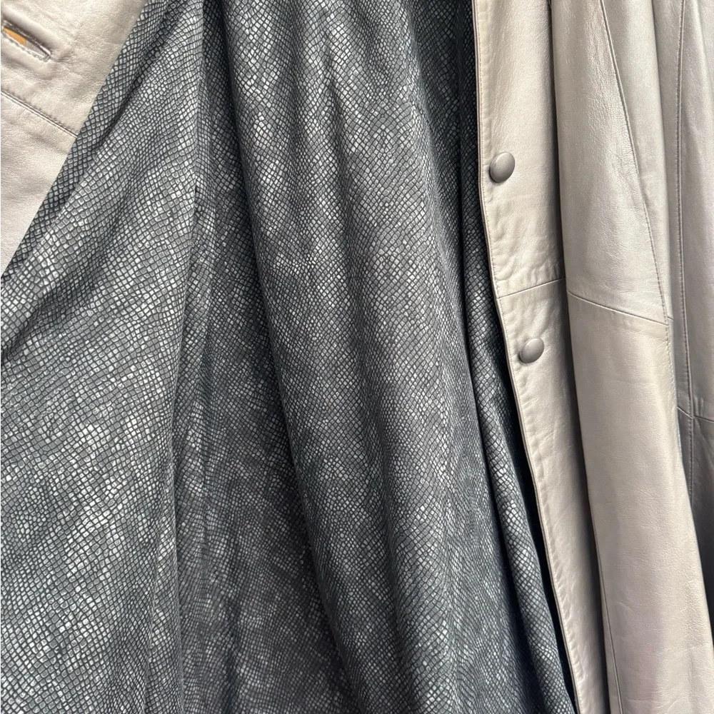 Silver Trench Coat with Modern Insulation and Sleek‎ Finish